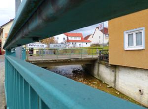 Note 2,9: Die Brücke Schulstraße, fotografiert durch das Geländer des Bürgersteiges. Foto: Dick Foto: Schwarzwälder Bote