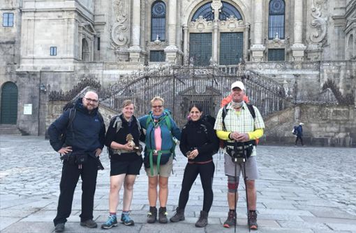 Roberto Chiari mit seiner Pilgerfamilie vor der Kathedrale von Santiago de Compostela im Nordwesten von Spanien. Foto: Chiari