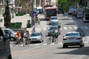 Auto- und Radfahrer müssen in der Rottweiler Innenstadt miteinander klar kommen. Die Streifen rechts und links der Hochbrücktorstraße sind – auch wenn sie den Eindruck erwecken –  keine ausgewiesenen Radspuren.   Foto: Otto