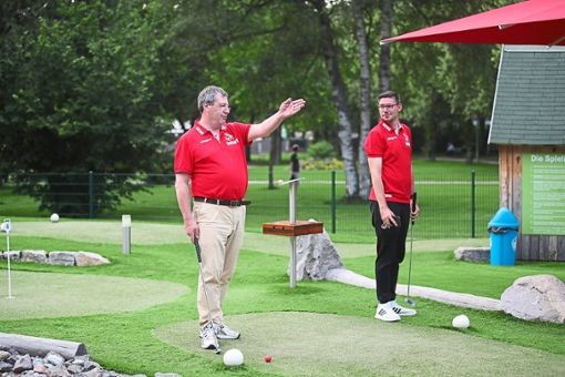 Wo muss der Ball entlang? FC-Präsident Werner Wolf (links) und Fanbetreuer Mirko Pintgen haben auf der Adventure-Golfanlage viel Spaß. Foto: Marc Eich