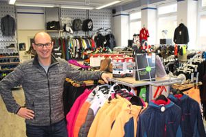 Markus Wenz ist froh, die Kunden wieder in seinem Ladengeschäft für Sport- und Schuhartikel bedienen zu können.  Foto: Köncke Foto: Schwarzwälder Bote