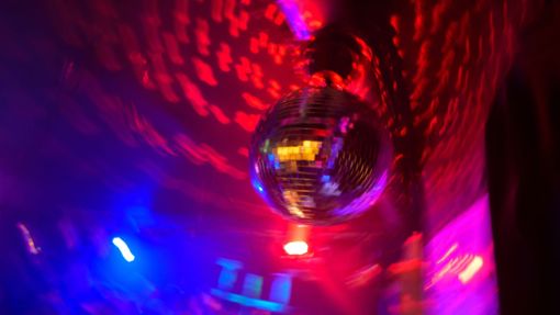 An Karfreitag muss die Discokugel ruhen. Es herrscht Tanzverbot. Foto: dpa/Jonas Walzberg
