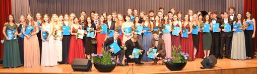 Die Abiturienten des Jahrgangs 2021 des Gymnasiums Schramberg zum Abschluss auf der Bühne der Aula versammelt Foto: Wegner