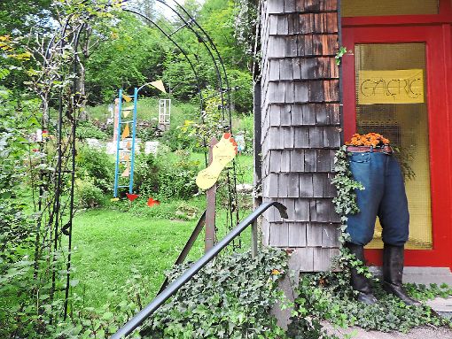 Gabi Hoppe-Todt hat ihren Garten  in liebevoller Gestaltungsarbeit zu einem Blickfang  entwickelt. Foto: Paskal Foto: Schwarzwälder-Bote