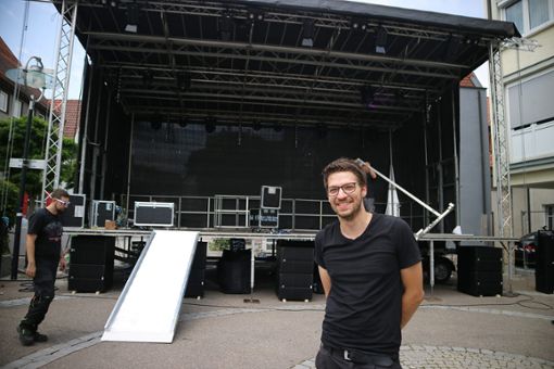 Elischa Dommer und sein Team sorgen beim Trödler Open Air für die Bühne, Ton, Licht und die Sicherheit.  Foto: Müller Foto: Schwarzwälder Bote