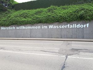 Alle Buchstaben dran: Der Schriftzug Wasserfalldorf in Zillhausen ist wieder komplett. Foto: Privat
