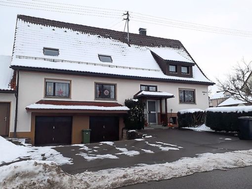 Dieses Haus in der Sunthauser Straße baut die Gemeinde  für Flüchtlinge  um.  Foto: Bieberstein Foto: Schwarzwälder Bote