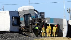 Zug kollidiert mit Truck - viele Verletzte