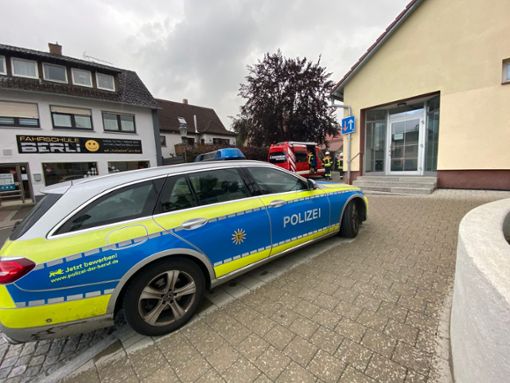 Ein Polizeiauto steht nahe des Unglücksorts in Burladingen.  Foto: Jannik Nölke