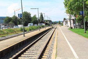 Dieser Steg zwischen den beiden Bahngleisen am Löffinger Bahnhof kann nicht barrierefrei zurückgebaut werden, sodass ein neuer Bahnsteig Richtung Westen entstehen wird.  Fotos: Bächle Foto: Schwarzwälder Bote