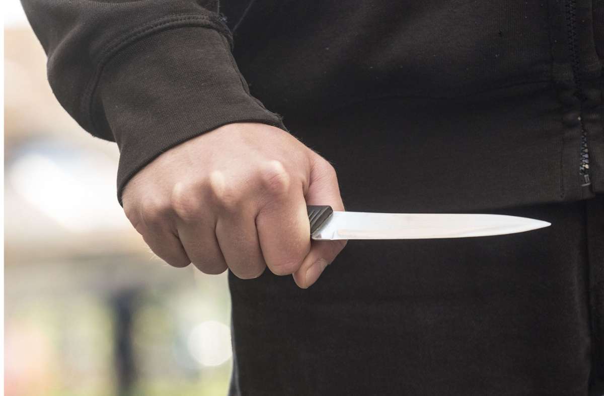 In Ulm hat ein Mann mehrere Personen mit einem Messer bedroht (Symbolbild). Foto: PantherMedia/Elmar Gubisch