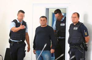 Mit Nicolo M. (Mitte), hier 2018 im Rahmen des Mafia-Prozesses in Konstanz, musste nun einer der Haupttäter der italienischen Bande aus der Haft entlassen werden. Foto: Eich