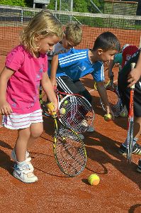 Die Gruppe der jüngeren Kinder, die beim Tennis-Ferienprogramm in Empfingen mitmachten Fotos: Baiker Foto: Schwarzwälder-Bote