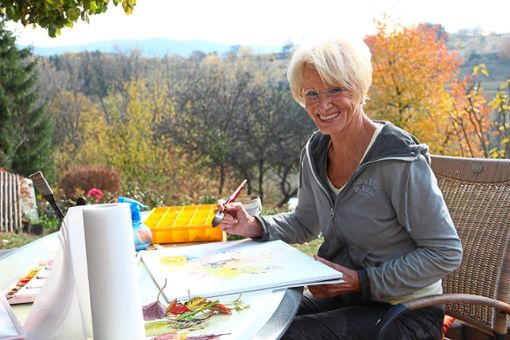 Bei der kreativen Arbeit: Annemarie Keller stellt ihre Werke demnächst in Frommern aus.  Foto: Wahl Foto: Schwarzwälder Bote