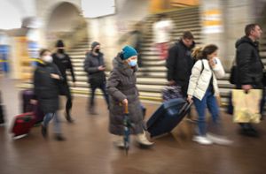 Kiew am Donnerstag: Menschen eilen mit Gepäck in eine Bahnstation. Foto: dpa/Emilio Morenatti