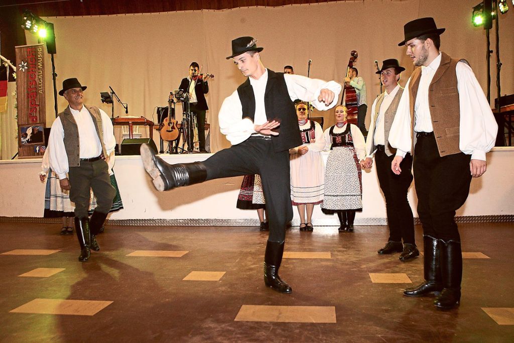 Es gab Tänze aus Siebenbuergen mit der Volkstanzgruppe Csoeboerczoek zu sehen.  Fotos: Keller
