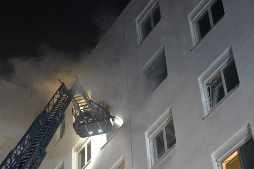 Nach dem Feuer im Klinikum Konstanz haben am Samstagmorgen die Brandermittler ihre Arbeit aufgenommen.  Foto: Christopher Kutschker/Feuerwehr Konstanz/dpa