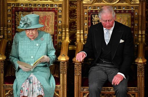 Queen Elizabeth II. (links) wird am Dienstag von ihrem Sohn Prinz Charles vertreten (Archivbild). Foto: AFP/LEON NEAL