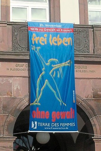 Symbol für das Eintreten gegen Gewalt an Frauen auch in Schramberg: farbenfrohe  Banner und Fahnen von Terre des Femmes.  Foto: Olowinsky Foto: Schwarzwälder-Bote