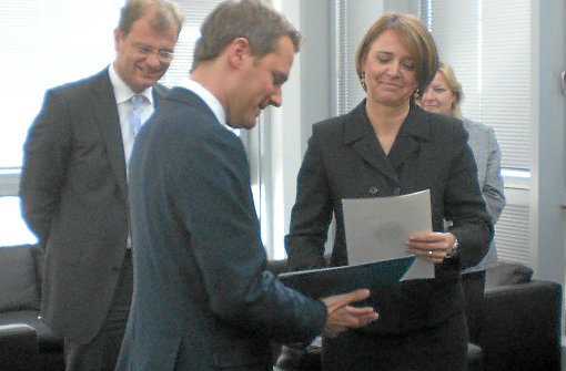 Annette Widmann-Mauz erhielt vom neuen Bundesminister für Gesundheit, Daniel Bahr, ihre Ernennungsurkunde. Foto: Schwarzwälder-Bote