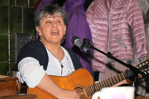 Voller Hingabe singt Simona Ciubotaru weihnachtliche Lieder aus ihrer Heimat Rumänien. Foto: Kommert Foto: Schwarzwälder Bote
