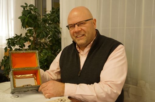 Bürgermeisterkandidat Manfred Schavier mit seinem Geschenk an die Obernheimer: Die  Schatulle mit Spiegel soll seine Achtung und seinen Respekt vor ihnen  symbolisieren. Foto: Kuster