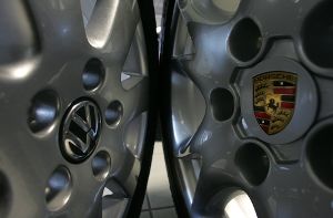 Mit der Übernahme des Sportwagenbauers erfüllt sich VW-Patriarch Ferdinand Piëch  eine  Vision. Foto: dapd