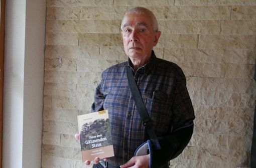Klaus Schätzle präsentiert sein Buch Unter dem Gähnenden Stein. Foto: Baitinger