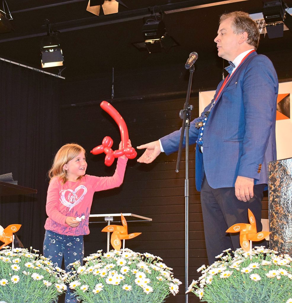 Die siebenjährige Julia King  und der große Zauberer Ludger Hoffkamp.