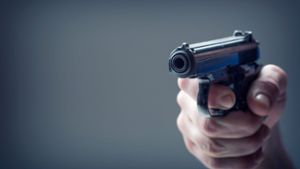 19-Jähriger zielt mit Pistole auf Verfolger