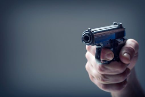 Mit einer Pistole soll ein 19-Jähriger am Mittwoch in Lahr einen anderen Autofahrer bedroht haben. Foto: Adobe Stock (Symbol)