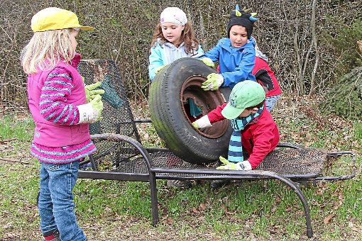 Die Kindergartenkinder wissen: Weder  die Liege noch der Reifen gehören in den Wald.  Foto: Riedhammer