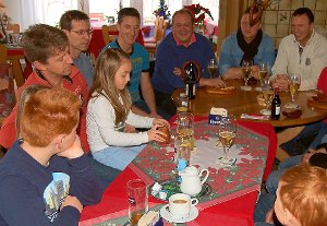Beliebt ist in Vöhrenbach der alte alemannische Brauch des Baschens. Zahlreiche Anhänger trafen sich an Silvester wieder, um Neujahrskränzle, Bratwürste und Ähnliches auszuwürfeln. Auch die kleine Sanja Schätzle hat mit ihrem Vater Spaß beim Würfeln.  Foto: Hummel Foto: Schwarzwälder-Bote