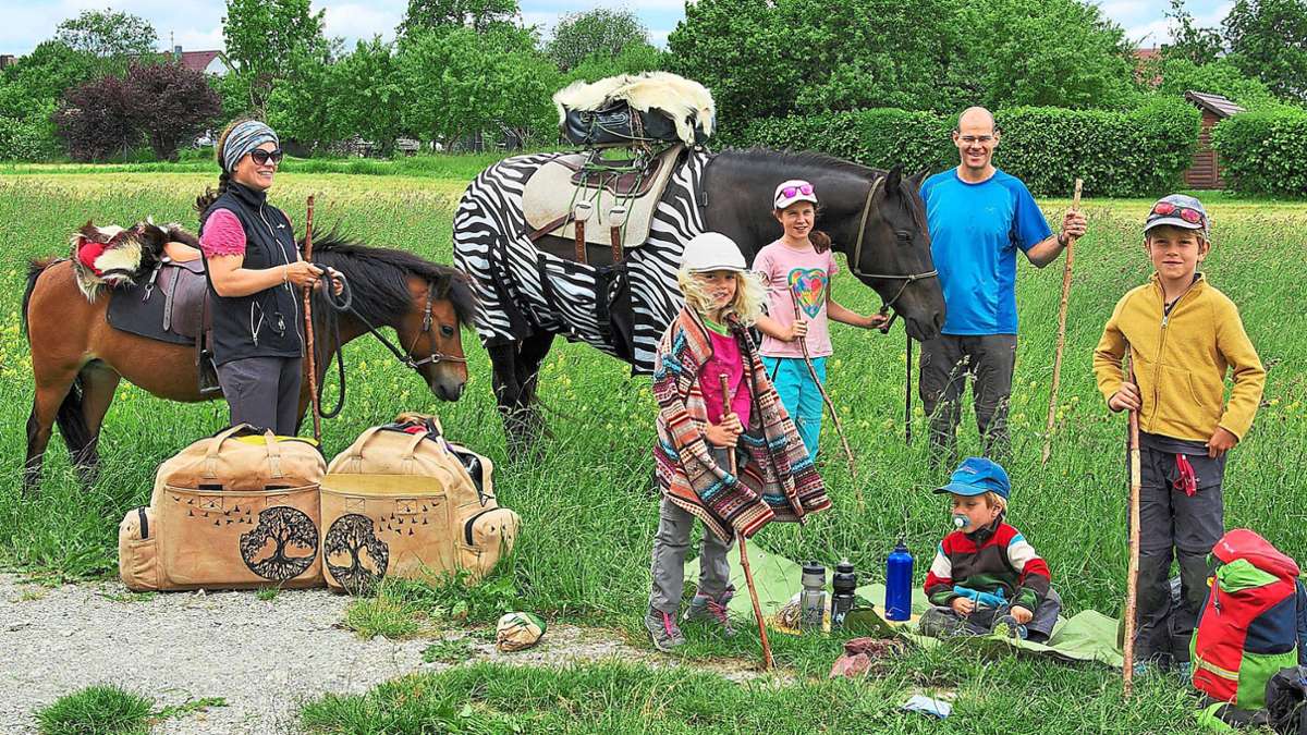 Tour über Schwäbische Alb: Schweizer Familie wandert mit Pferden und vier Kindern