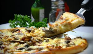 Frisch auf den heimischen Tisch kommt die Pizza auch in Zeiten von Corona - dem Lieferservice sei Dank. (Symbolbild) Foto: Pixabay/joshuemd