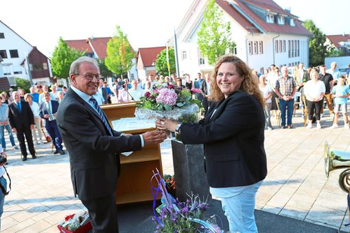 Wolfgang Wochner verpflichtet Marion Maier offiziell als Bürgermeisterin in Dotternhausen und überreicht Blumen. Foto: Schatz