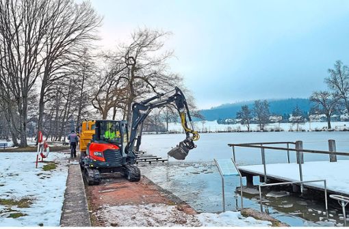 Das Unternehmen Müller Teambau präpariert eine Stelle bei der Seebühne, damit dort künftig die Eisbadenden in den Salinensee steigen können. Foto: Kur und Bäder
