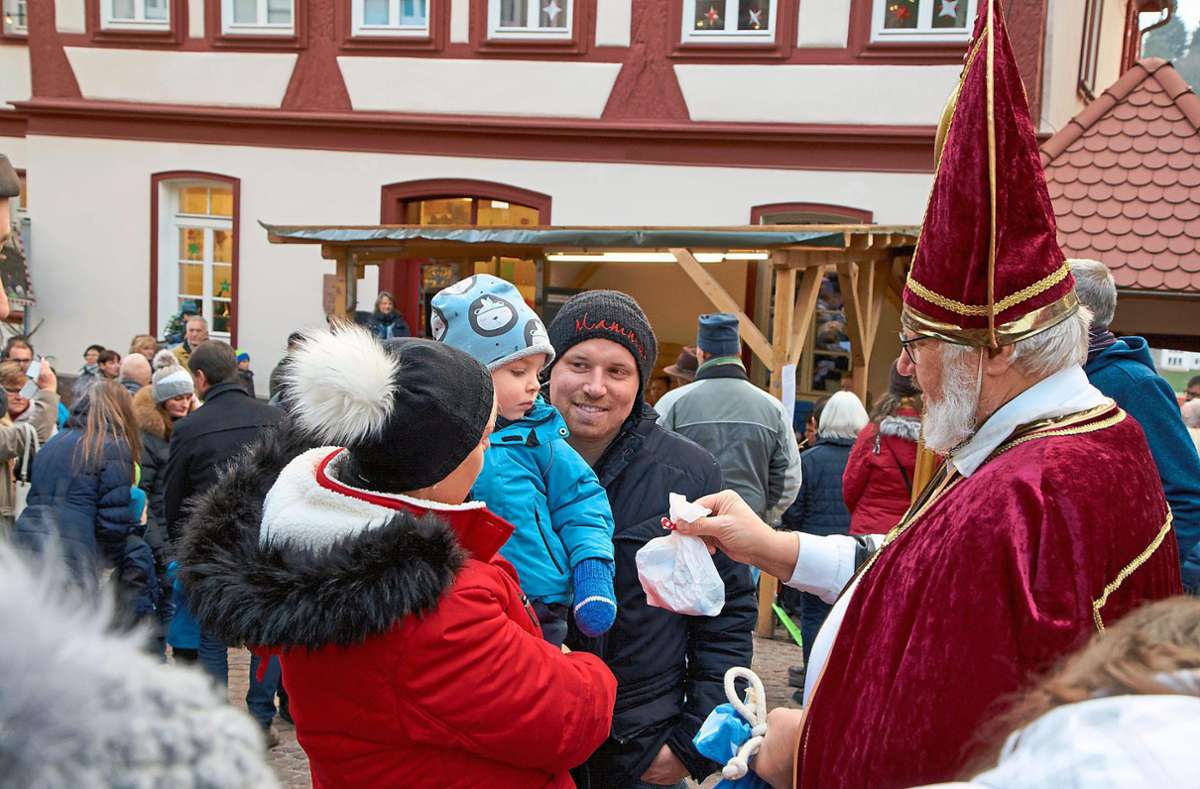 Der Nikolaus beschenkt am Samstag- und Sonntagnachmittag Kinder. Foto: Köncke