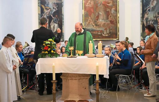 Diakon Stephan Drobny feiert mit den Jugendkapellen und vielen Gläubigen den Gottesdienst zum Thema Heimat. Foto: Schatz Foto: Schwarzwälder Bote