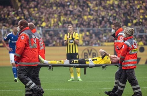 Marco Reus wurde schwer verletzt vom Platz getragen. Foto: dpa/Bernd Thissen