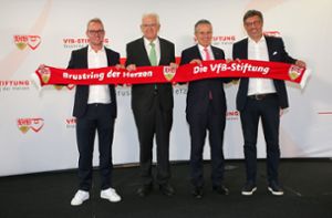 Die neue Stiftung des VfB Stuttgart wurde vorgestellt. Im Foto von links:  Vorstandsvorsitzender Alexander Wehrle, Ministerpräsident Winfried Kretschmann, Oberbürgermeister Frank Nopper  und VfB-Präsident Claus Vogt Foto: Pressefoto Baumann/Julia Rahn