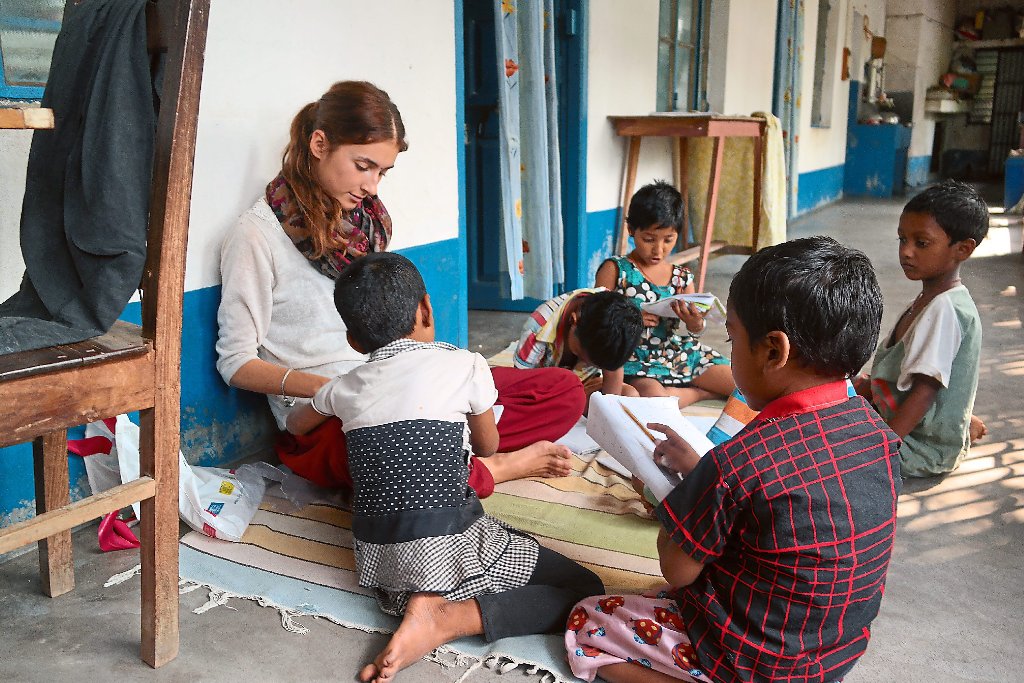Janina Schlotter unterrichtet indische Waisenkinder.