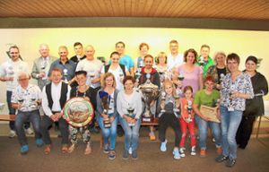 Viele Pokalgewinner und eine glückliche Dorfschützenkönigin präsentiert der Schützenverein Schönwald. Foto: Kommert Foto: Schwarzwälder Bote