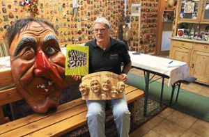 Gerold Weschenmoser sammelt Masken von klein bis ganz groß. Seit 25 Jahren ist er Guinnessbuch-Rekordhalter. Foto: Steinmetz