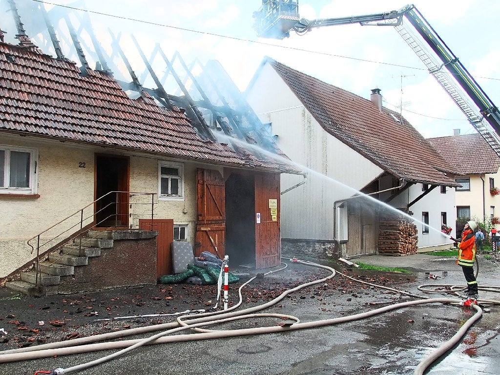 Der Dachstuhl des Hauses Roßwasen 22 brennt aus.