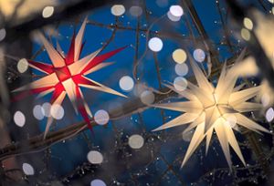Der Herrnhuter Stern hängt über den Weihnachtsmarktständen. Foto: Skolimowska Foto: Schwarzwälder Bote