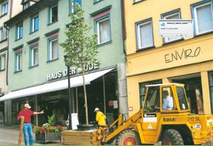 2003 wird ein Baum im Rahmen der Aktion Wanderbaum in der Innenstadt positioniert. Verschiedene Standorte werden damals getestet.  Foto: Rebstock