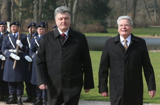 Joachim Gauck (rechts) begrüßt Petro Poroschenko aus der Ukraine. Foto: dpa