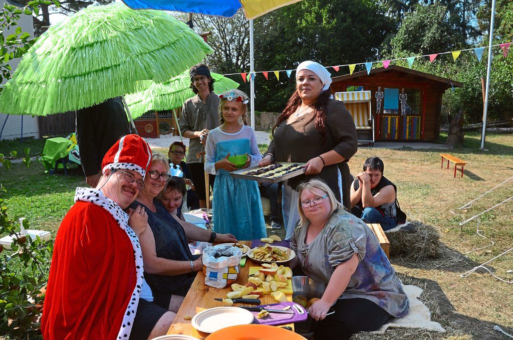 Beim Sommerfest der Lebenshilfe bereiteten die Teilnehmer erfrischende Obstkuchen selbst zu.  Fotos: Bausch