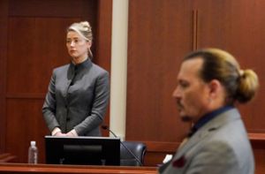 Johnny Depp verklagt Amber Heard – und umgekehrt. Der Prozess in den USA wird auch hier zum sozialen Phänomen. Foto: AFP/STEVE HELBER